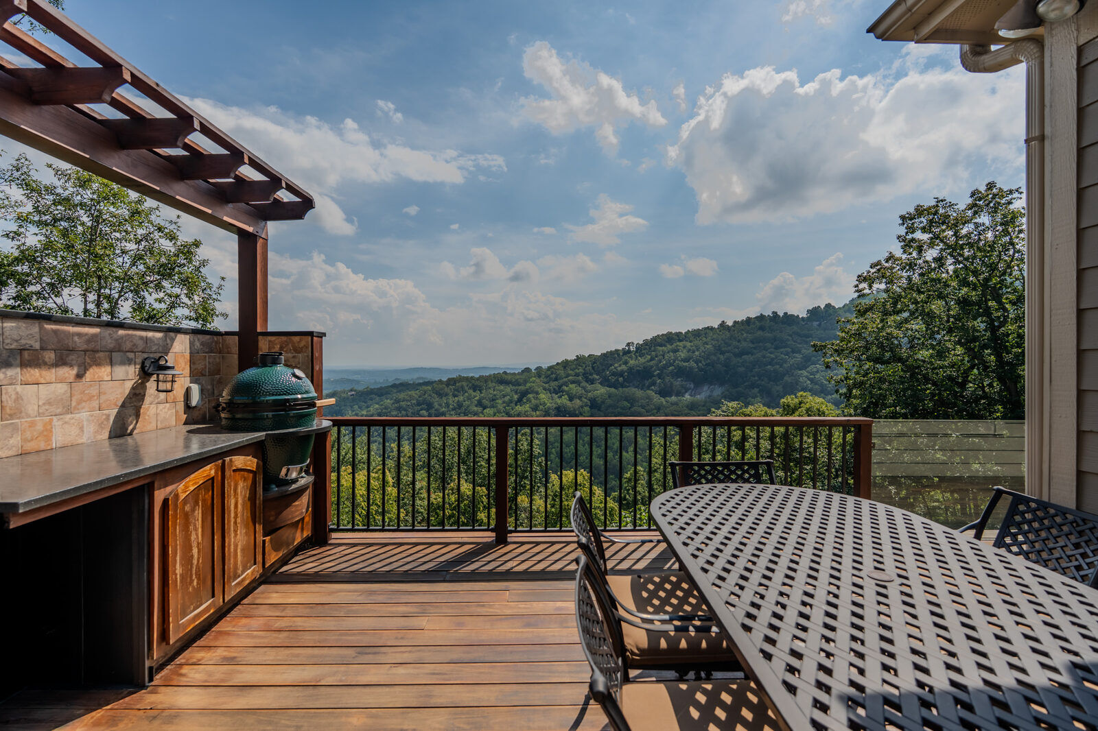 Outdoor kitchen with built-in grill and Big Green Egg